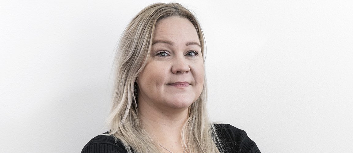 Nainen istuu tuolilla. Nainen istuu tuolilla.